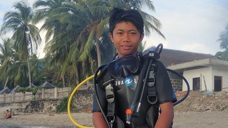 Kids enjoying Bubble Maker shallow-water scuba experience in Anilao